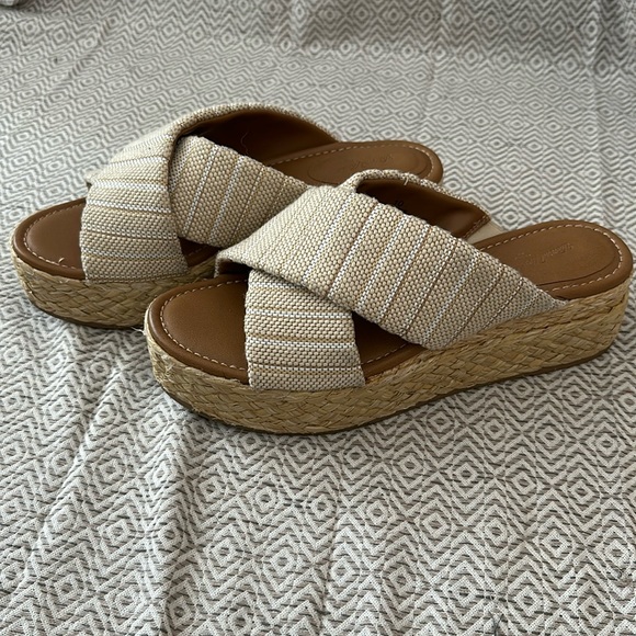 Universal Thread Sandals - Size 10 - Picture 1 of 3